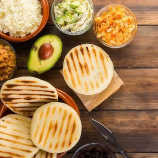 Arepa Clásica mixta Pollo y Carne de Res