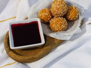 Сирні кульки з ягідним соусом