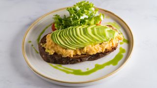 Kremasta kajgana sa avokadom