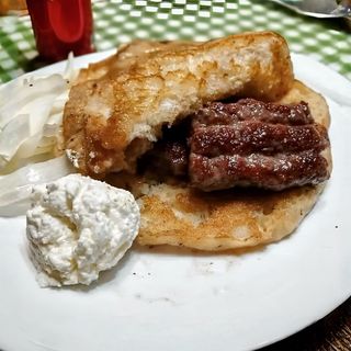 Cevapi U Kajmaku