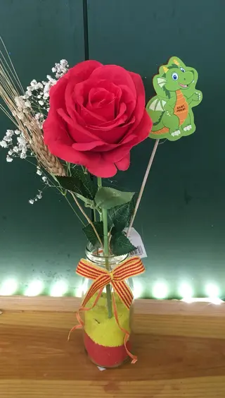 Rosa Sant Jordi amb botella i drac.