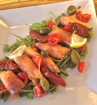 Carpaccio De Salmón Ahumado Con Rúcula Y Tomates Cherry