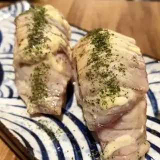 6. Nigiri Atún Flameado (2 Pzs.)