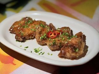 КУРЯЧІ КРИЛЬЦЯ В СОУСІ SWEET CHILI (225g)