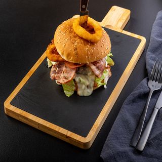 Burger H, cartofi dippers cu parmezan si usturoi și sos