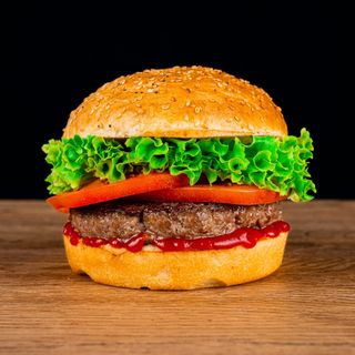 Panino con hamburger, pomodoro