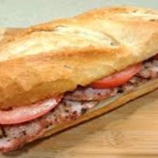 Bocadillo De Lomo Con Queso Y Tomate