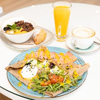 Premium De Galette De Queso Cottage Y 1 Bowl De Açai