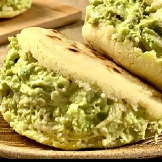 Arepa de pollo y aguacate 