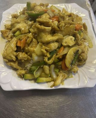 Пилешко месо с къри и зеленчуци върху бял ориз (700г)