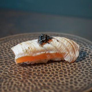 NIGIRI de pez mantequilla con Trufa