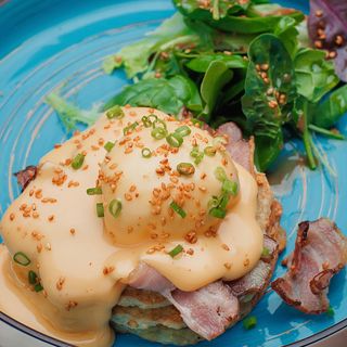 Деруни з беконом, яйцем пашот та сирним соусом