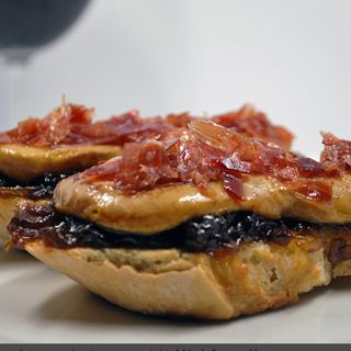 Tosta De Jamón Ibérico Con Zarzamora Y Foie Fresco