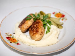 Pirjoale de pui cu piure de cartofi și castraveți murați