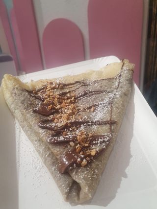 Crepe con Nutella, cioccolato bianco, fragole, banana