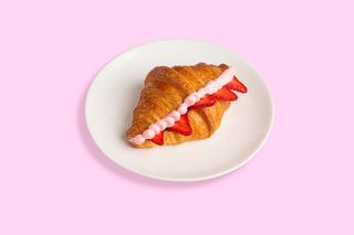 Круассан клубничный.