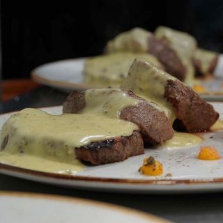 Biftek medaljoni u sosu od zelenog bibera 