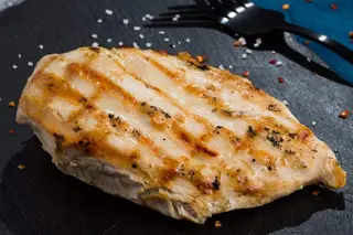 Piept de pui la gratar cu garnitura
