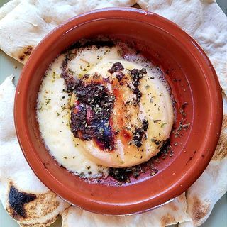 Formatge fos gratinat amb mel de tòfona i torradetes