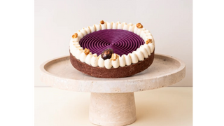 Mazurek orzechowy z czarną porzeczką