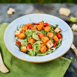 Salata mediteraneeana cu halloumi