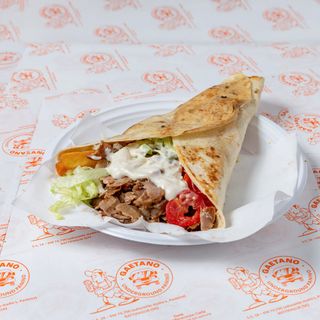 Piadina kebab, insalata, pomodorini, patatine e salsa dolce