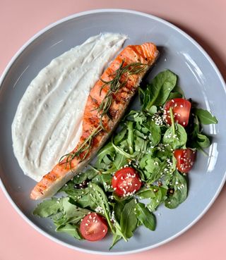 Запечений стейк лосося з соусом дор блю, 235 г