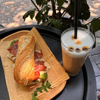 Cappuccino + sandwich prosciutto