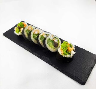 15.Futomaki z krewetkami w tempurze i warzywami 6szt..