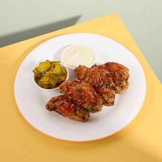 Кріспі крильця з соусом Дорблю