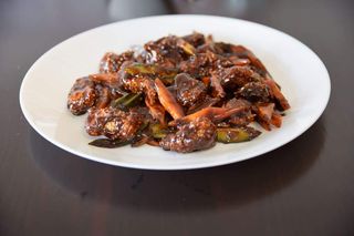 Hrskava piletina sa susamom u sosu od meda