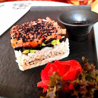 Салат з авокадо та сьомгою (200г)