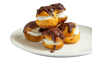 Profiteroles con chocolate y nata
