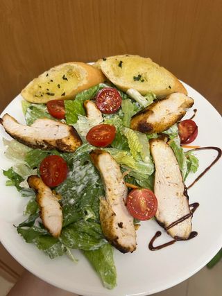 Sałata Cezar z kurczakiem