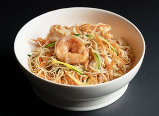 Spaghetti di riso con gamberi e verdure