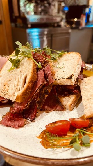 Kanapka z pastrami 150g wołowiny