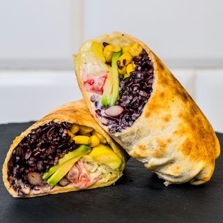 Тортила с колслоу, авокадо и червен боб (300г)