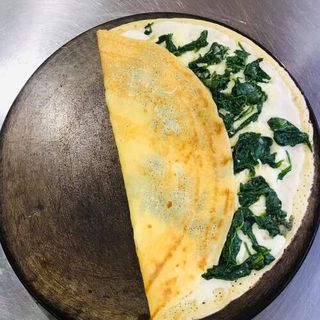 Crepe De Espinaca, Queso Y Bechamel