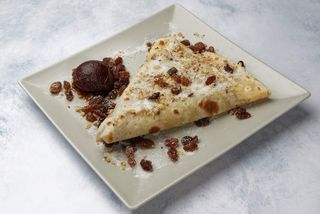 Palačinka sa šljivom, orasima i suvim grožđem