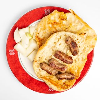 Ćevapi mali, lepinja i luk
