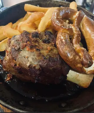 Schweinshax'n auf dunkler biersauce