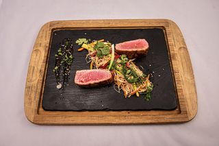 Риба Тон в японски стил, глазирана с Меден уасаби сос (300г)