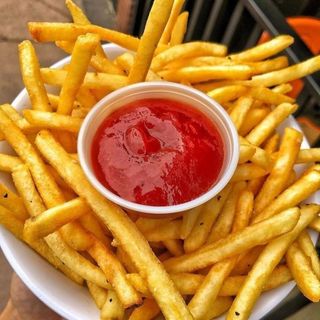 Cartofi prăjiți de casa la farfurie