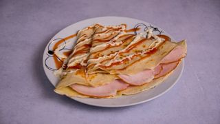 Palačinka sa pečenicom i kačkavaljem