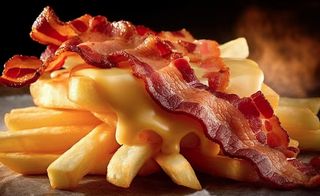 Patate fritte, bacon e formaggio