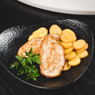 Pileći file sa krompirom