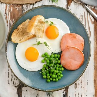 Яичница с колбасой