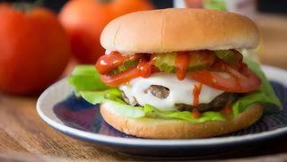 Especial con patatas con bacon y cheddar