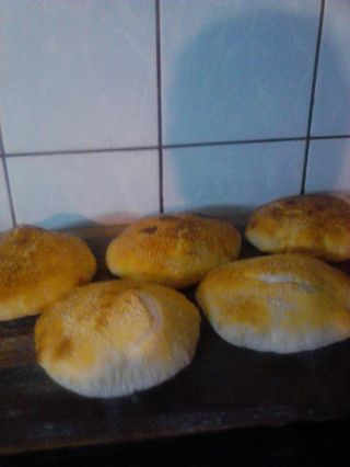 Punjena srednja lepinja sa kajmakom i slaninom