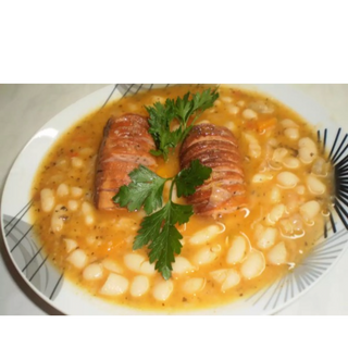 Боб с наденица